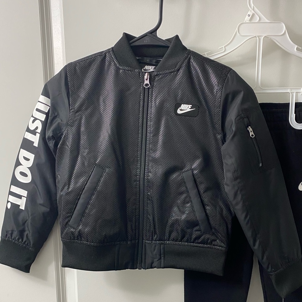 SIZE 5 KIDS NIKE INSULATED ZIP UP JACKET